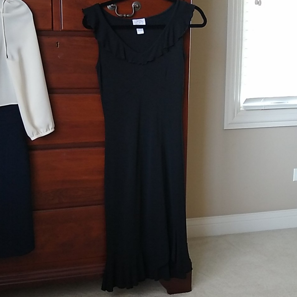 Flowy Black V-Neck with stretchy fabric